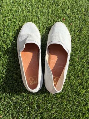Sought-after Frye Melanie slip-on style- Sz 9